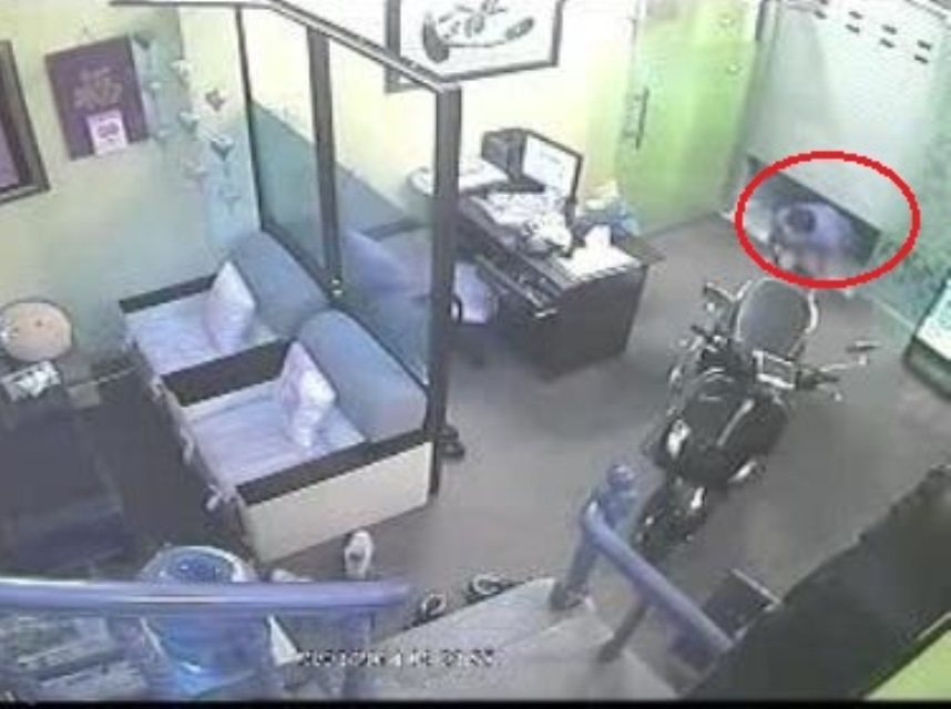 Đi chơi Tết, coi chừng bị trộm “viếng thăm” nhà - 1 Một đối tượng trộm đột nhập nhà dân bị camera an ninh ghi lại