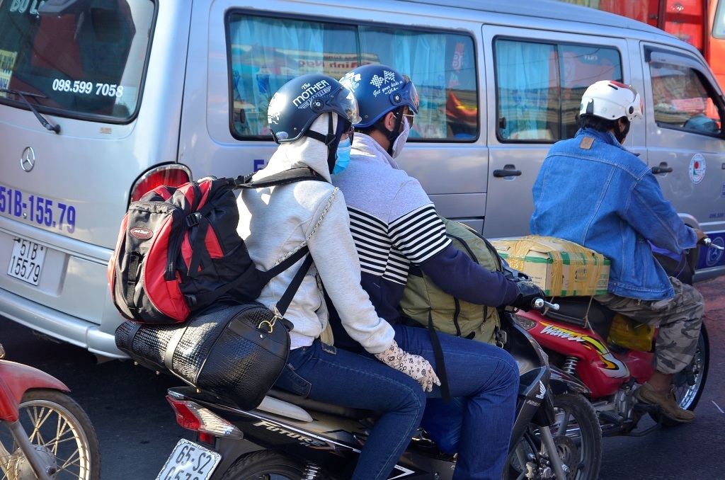 Lỉnh kỉnh đồ đạc trở lại Sài Gòn