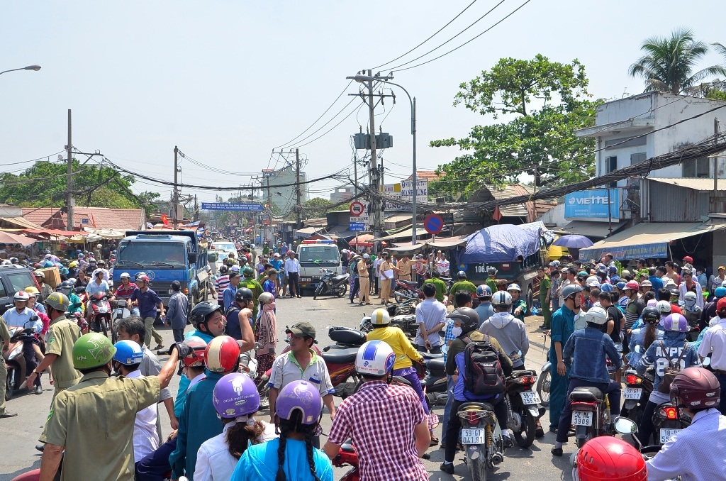 Hiện trường vụ tai nạn xe ben lao vào chợ rau khiến 2 người chết, 3 người bị thương