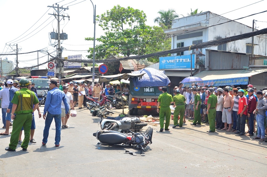 Công an khám nghiệm hiện trường vụ tai nạn