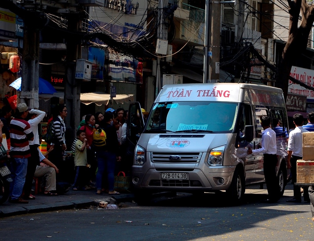Tài xế luôn trong tình trạng sẵn sàng để lái xe bỏ đi nếu phát hiện lực lượng chức năng