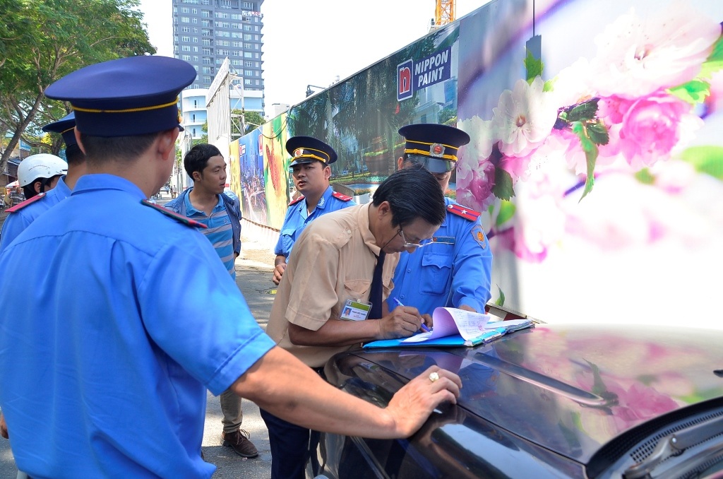 Lực lượng Thanh tra giao thông xử phạt 1 trường hợp lái xe đậu trên đường cấm