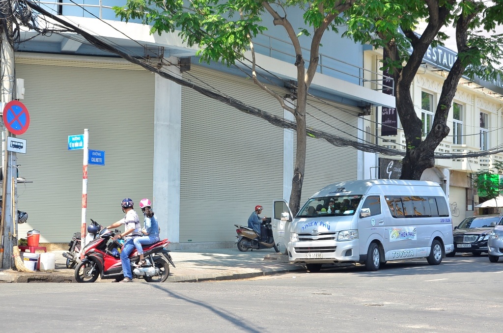 Do bị lực lượng chức năng quần thảo, kiểm tra liên tục nên nhiều nhà xe đã dừng đỗ khách ở các tuyến đường lân cận như: Phó Đức Chính, Nguyễn Công Trứ, Calmette…