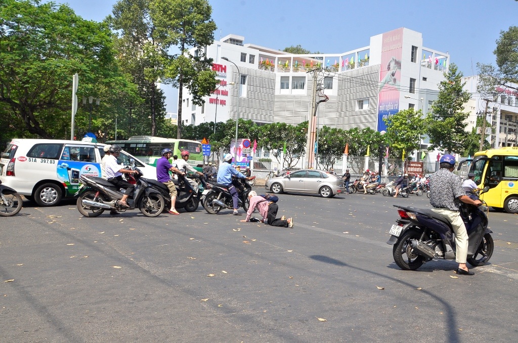 Thậm chí bò lê giữa đường với bộ dạng rất đau khổ để xin