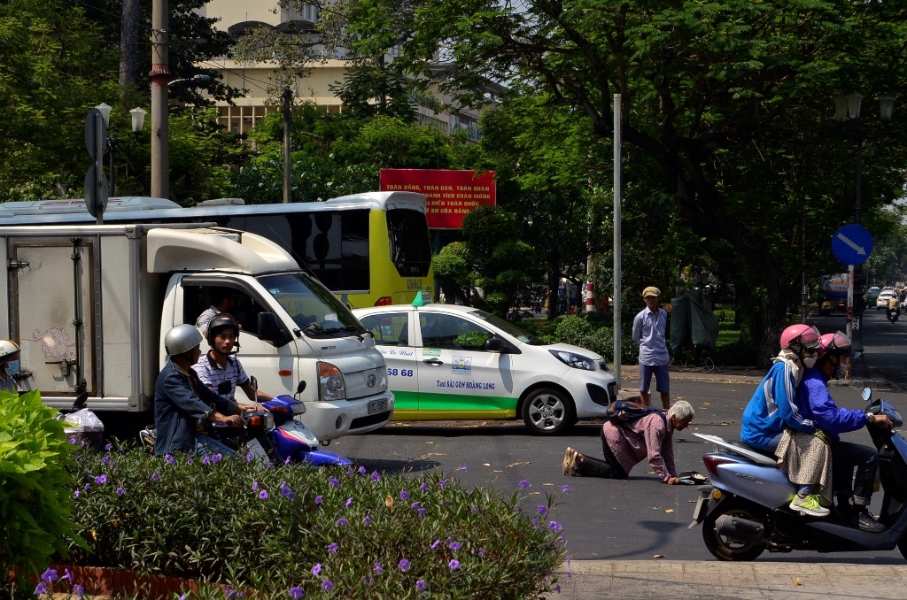 Quỳ lạy trước đầu ô tô