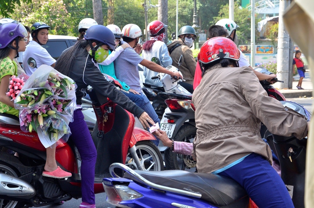 Rất nhiều người đã động lòng và cho tiền