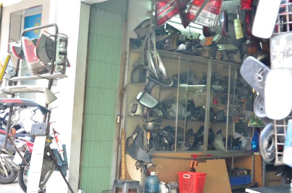 Phụ tùng ô tô cũ được bày bán la liệt