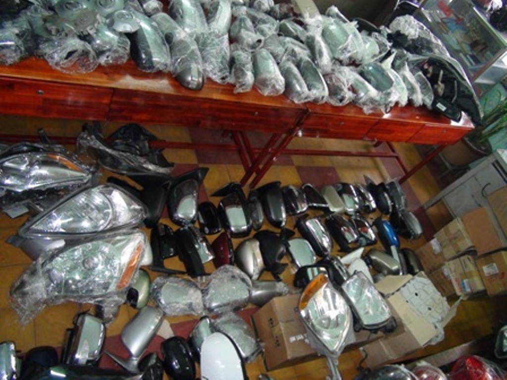 Hàng trăm kính chiếu hậu ô tô có nguồn gốc trộm cắp bị công an thu giữ
