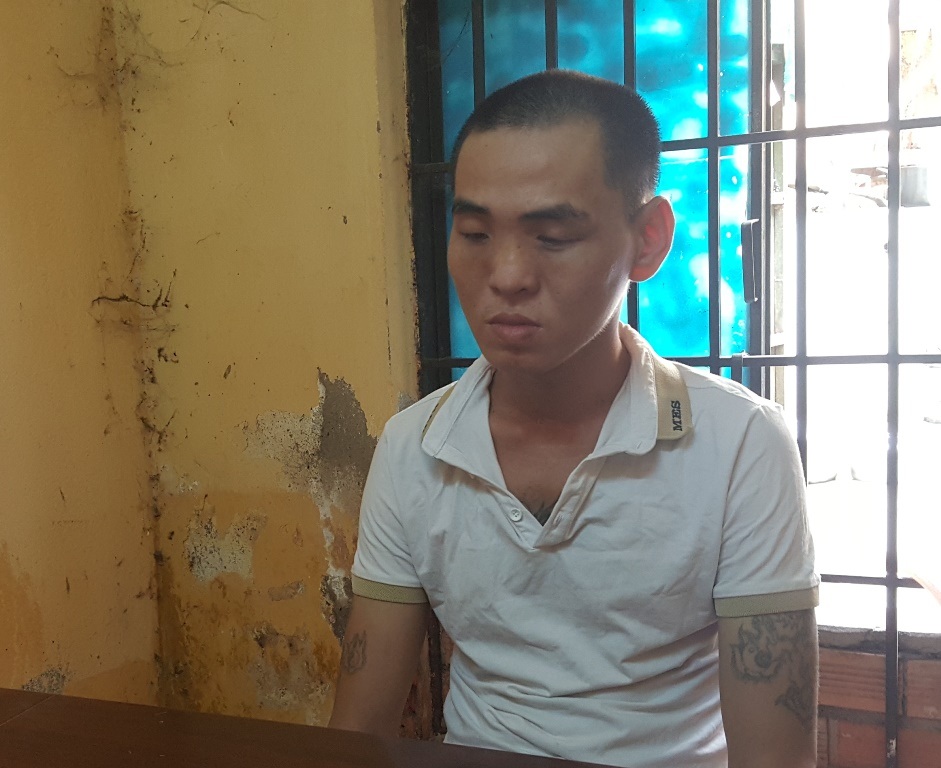 Mang súng cùng 15 viên đạn vào quán nhậu, thanh niên bị công an khống chế - 1 Trần Thanh Tuấn tại cơ quan công an