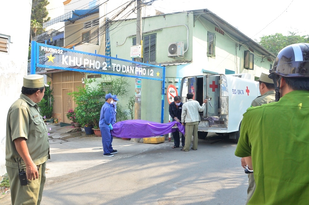 Thi thể nạn nhân được chuyển đi