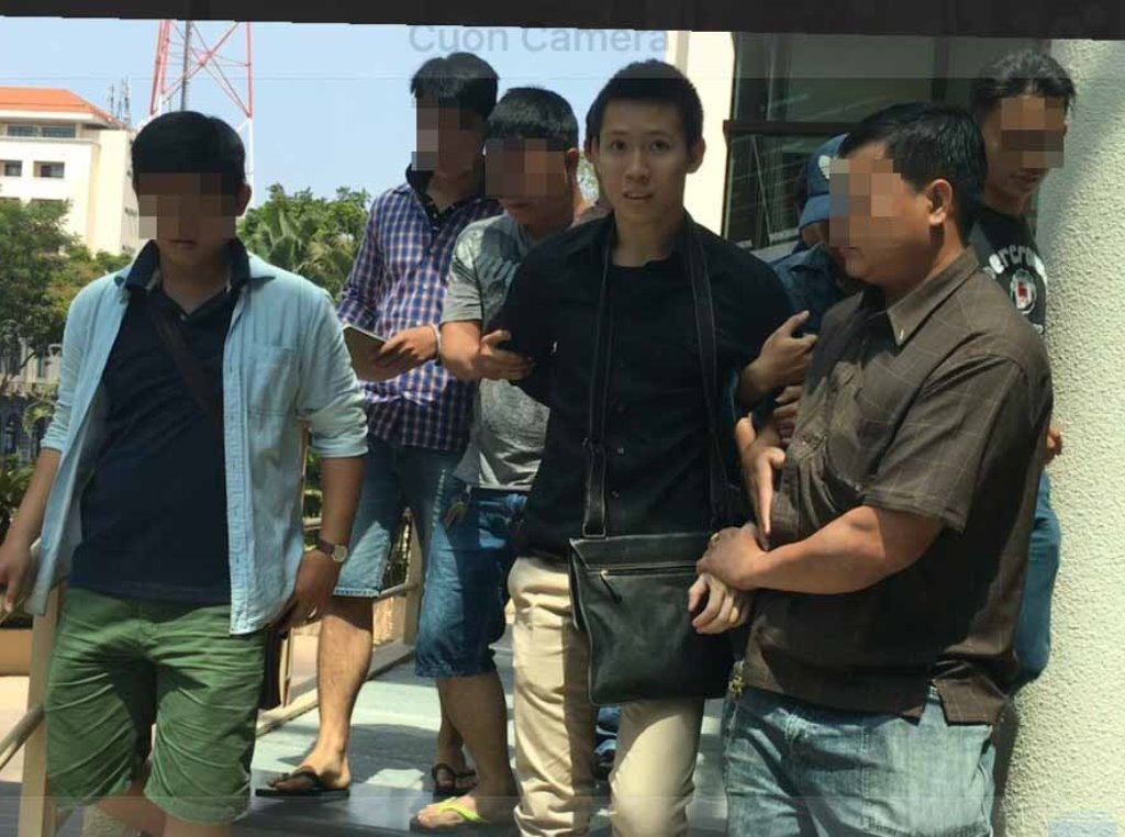 
Công an áp tải Minh về trụ sở để làm việc
