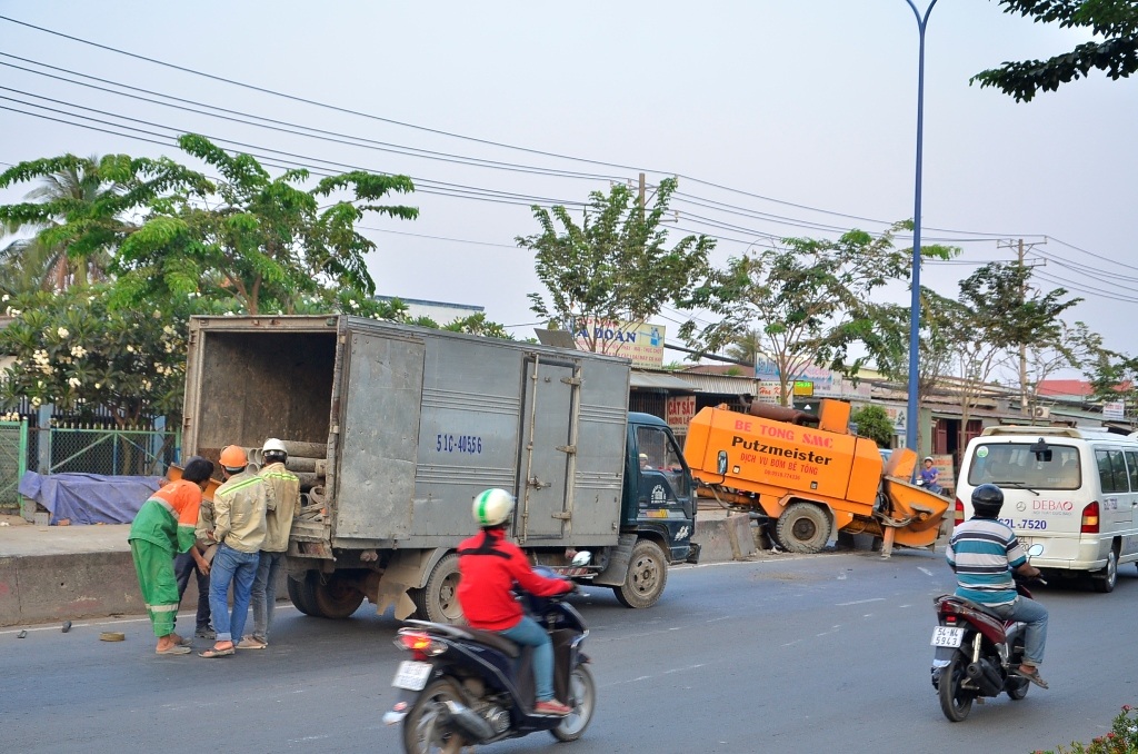 Chiếc máy bơm đứt mối hàn và trôi tự do về phía trước, xoay ngang giữa đường