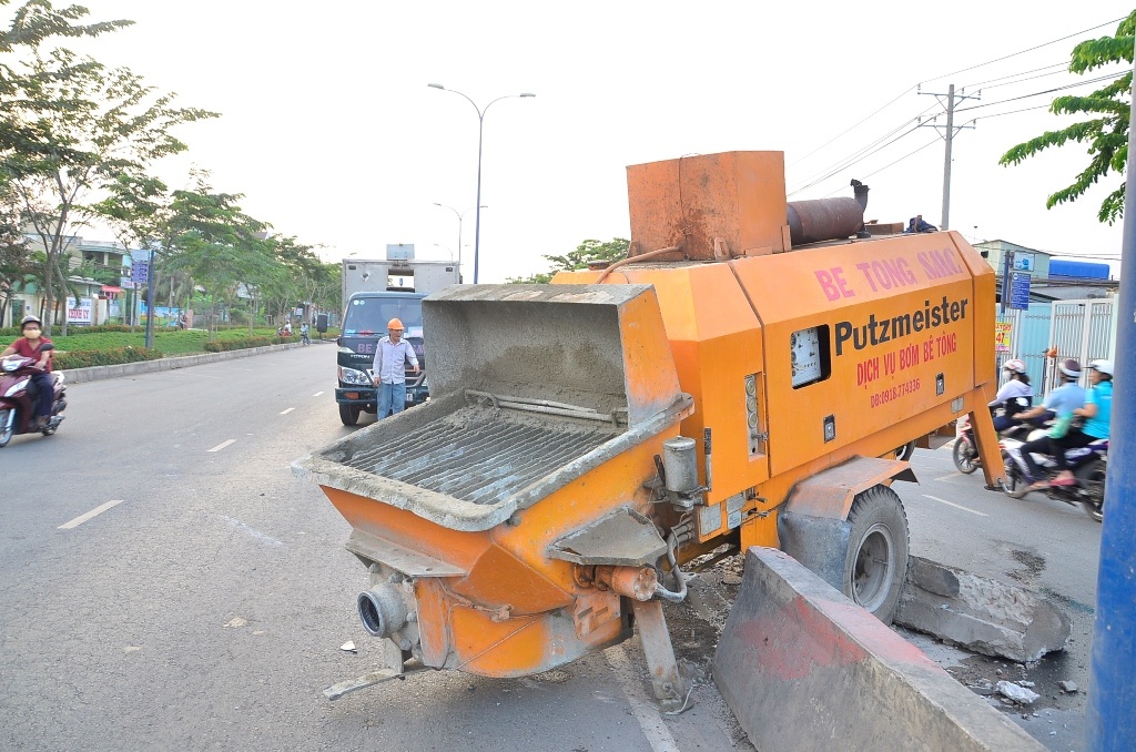 Máy bơm bê tông xoay ngang giữa đường nhưng may mắn là các phương tiện lưu thông phía sau đã kịp né tránh