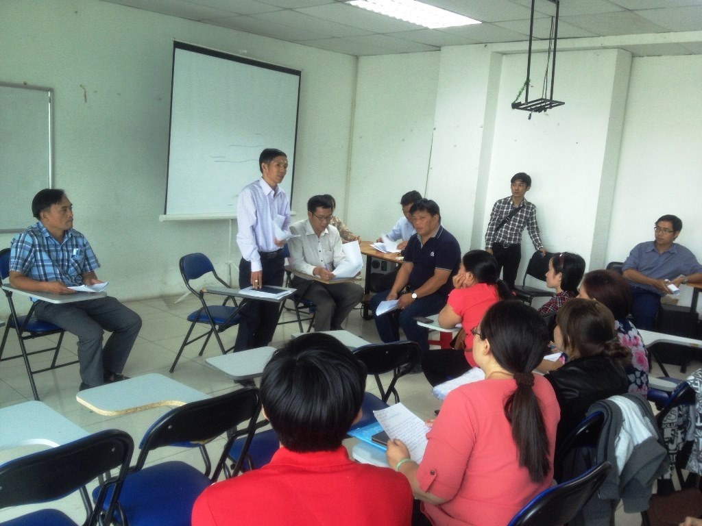 TP.HCM: Hàng trăm nhân viên vây trụ sở công ty để đòi lương - 2 Ông Phạm Văn Hoa – Phó Chủ tịch Liên đoàn lao động quận Bình Thạnh đang trả lời mọi thắc mắc của công nhân