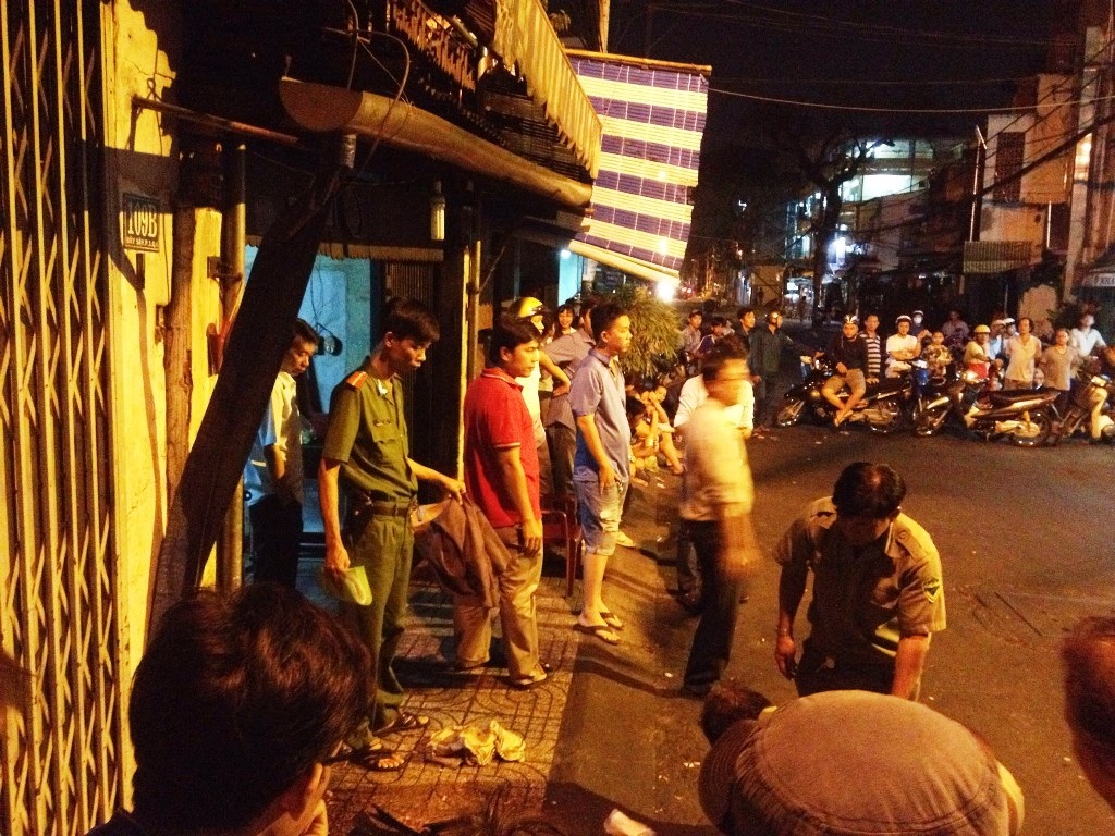 4 người bị truy sát kinh hoàng trong nhà - 2 Công an có mặt khám nghiệm hiện trường