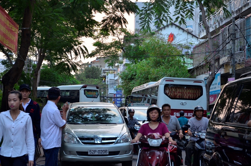 2 chiếc xe khách loại 50 chỗ của nhà xe Thành Bưởi vào bến gây cảnh ùn xe trên đường Vĩnh Viễn