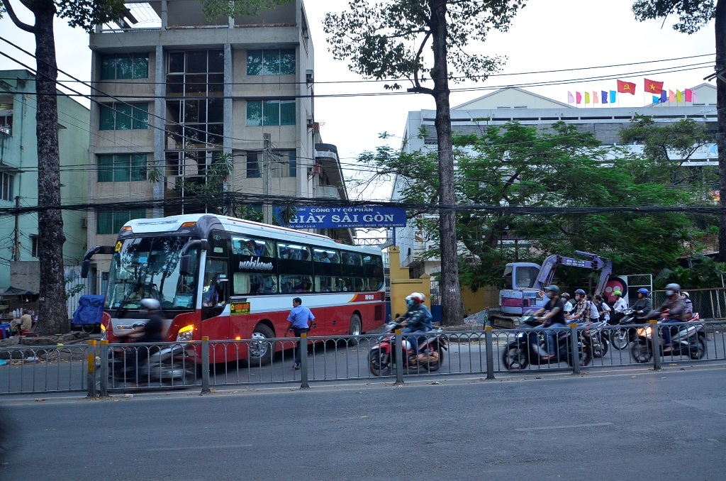 Và những lúc đi ra cũng vậy, nhân viên bảo vệ phải tiến hành chặn các phương tiện trên đường để nhường đường cho chiếc xe này