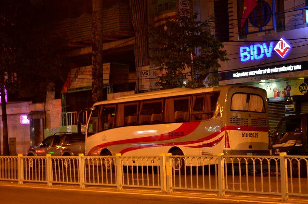 Không khó để bắt gặp những chiếc xe khách dừng, đậu trên đường Lê Hồng Phong sau lệnh cấm