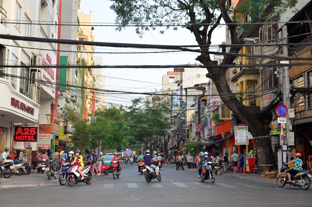 Trong khi đó tại đường Đề Thám (quận 1) tình trạng xe khách loại lớn dừng, đỗ như trước đây đã không còn