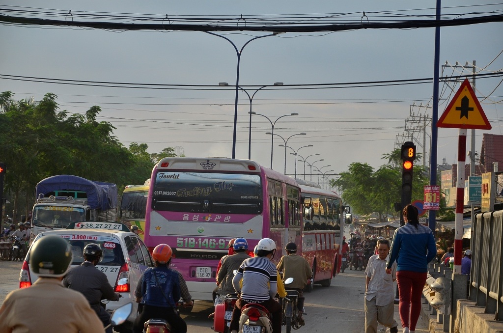 Những chiếc xe đưa đón công nhân vượt đèn đỏ theo đoàn