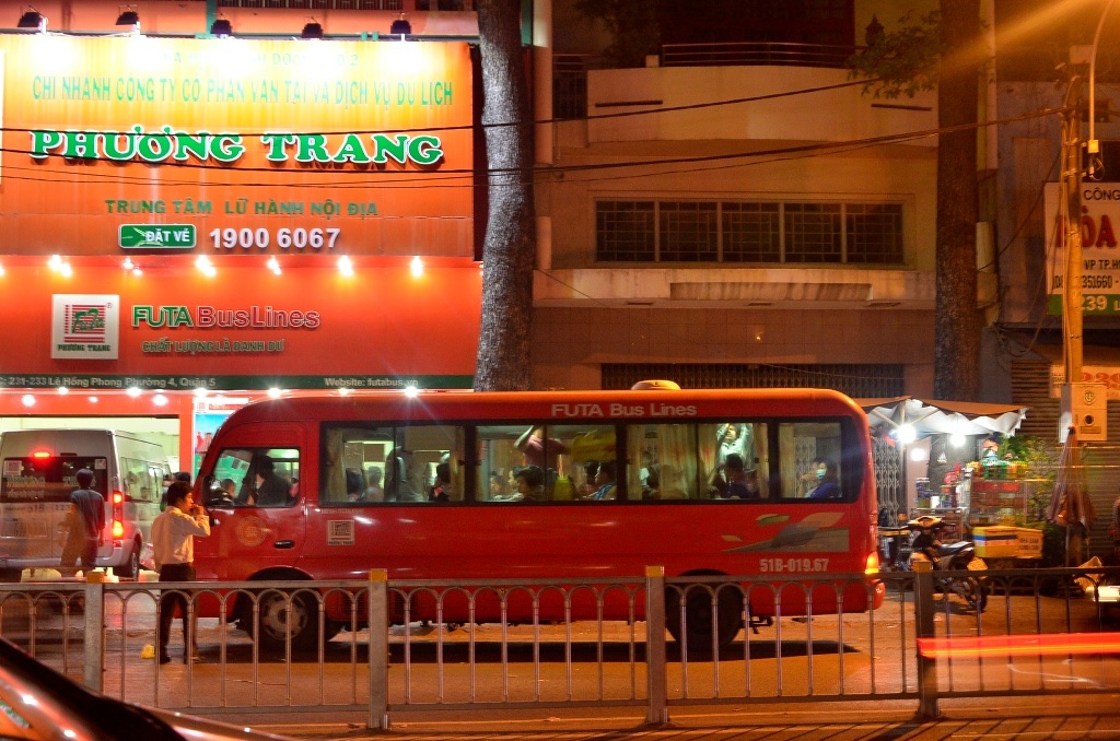 
Chiếc xe 30 chỗ của nhà xe Phương Trang đậu dưới lòng đường để đón khách.
