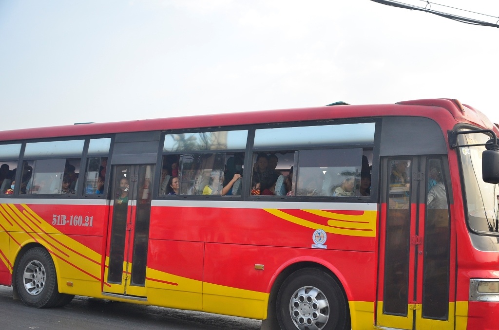Nhiều công nhân không có chỗ ngồi phải đứng giữa lối đi của xe
