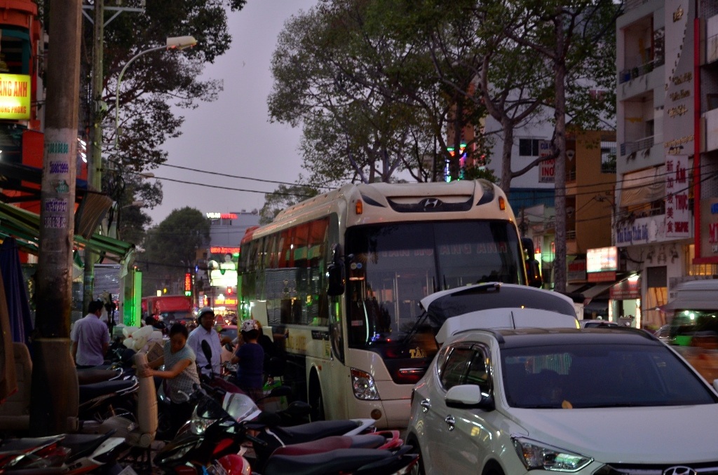 Sau hơn 20 phút đón khách, chiếc xe này mới chịu rời “bến”