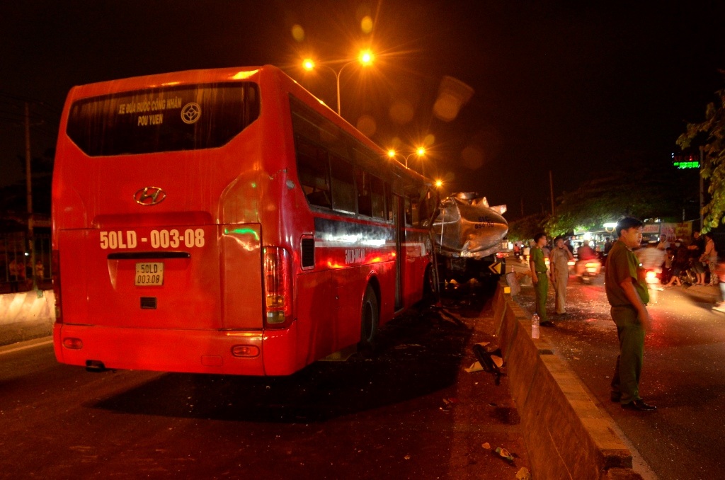 Hiện trường vụ xe chở công nhân đâm xe bồn khiến 3 người chết, 8 người bị thương trên quốc lộ 1A đoạn qua quận Bình Tân, TPHCM