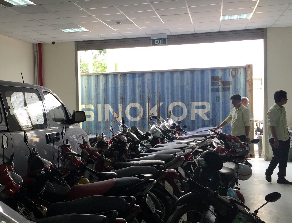 Nhiều xe máy của công nhân để bên trong công ty không thể lấy ra ngoài