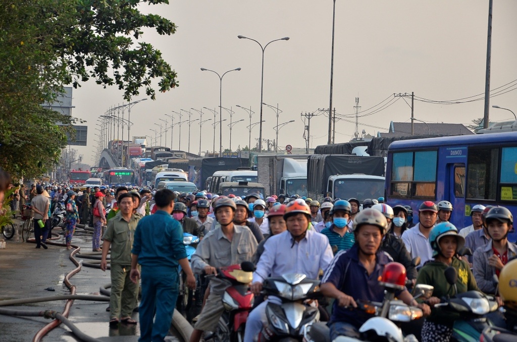 Hàng ngàn phương tiện kẹt cứng trên quốc lộ do ảnh hưởng của vụ cháy