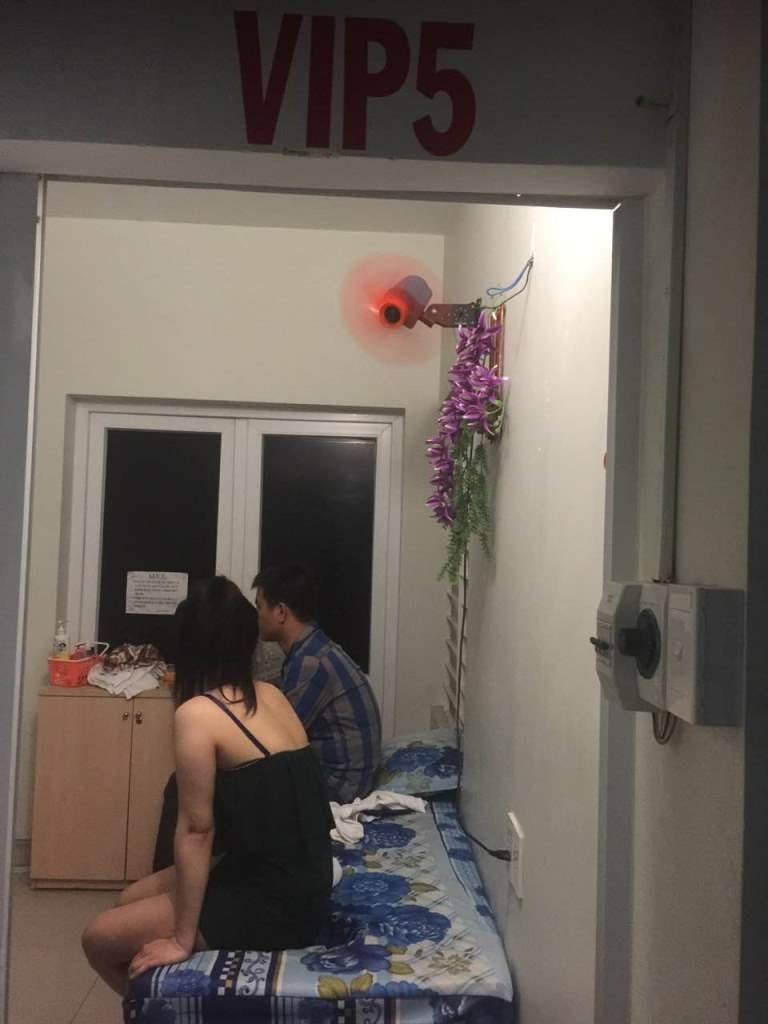 Nhân viên kích dục cho khách bị bắt quả tang