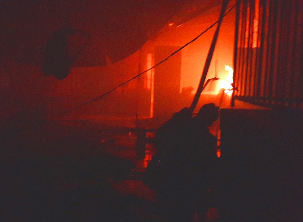 Công ty giày rộng hàng ngàn mét vuông cháy ngùn ngụt suốt 3 giờ - 2 Biển lửa bao trùm công ty giày