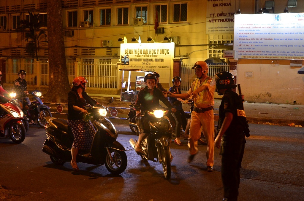 Cảnh sát ra hiệu lệnh dừng phương tiện để kiểm tra hành chính