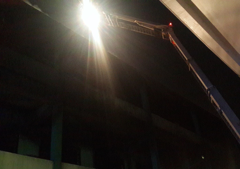 Công ty giày rộng hàng ngàn mét vuông cháy ngùn ngụt suốt 3 giờ - 4 Xe thang triển khai phun nước từ trên cao