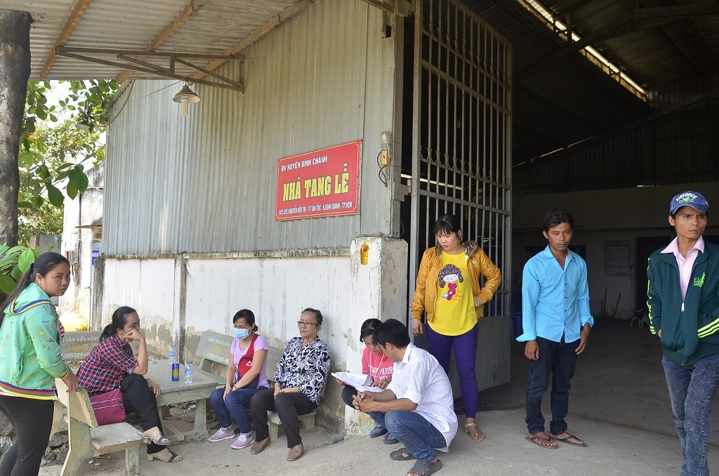 Người nhà của sản phụ Thảo tập trung tại nhà xác Bệnh viện huyện Bình Chánh để yêu cầu làm rõ nguyên nhân tử vong của con em họ