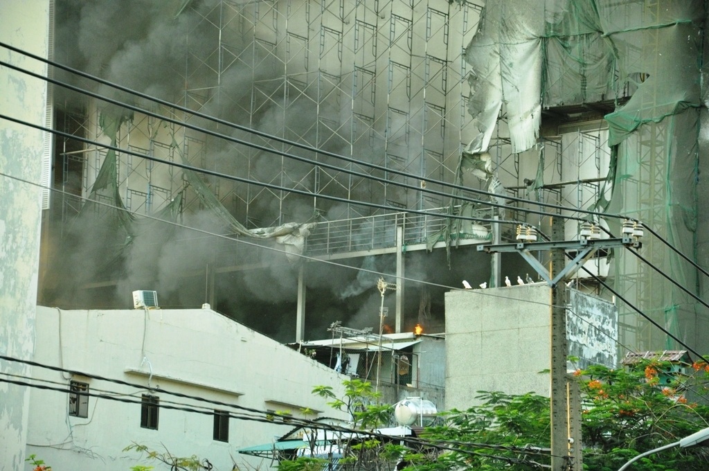 Khói bốc lên nghi ngút từ công trình đang xây dựng