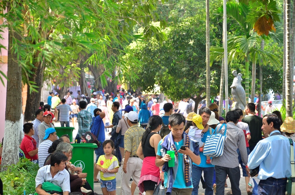 Người dân đổ về Công viên văn hóa Đầm Sen sáng 17/4