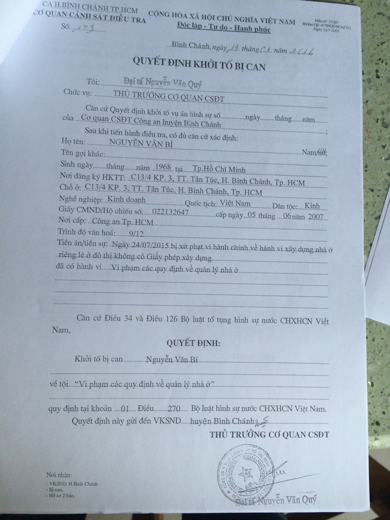 Quyết định khởi tố bị can ông Bỉ do Đại tá Nguyễn Văn Quý - Trưởng Công an huyện Bình Chánh ký