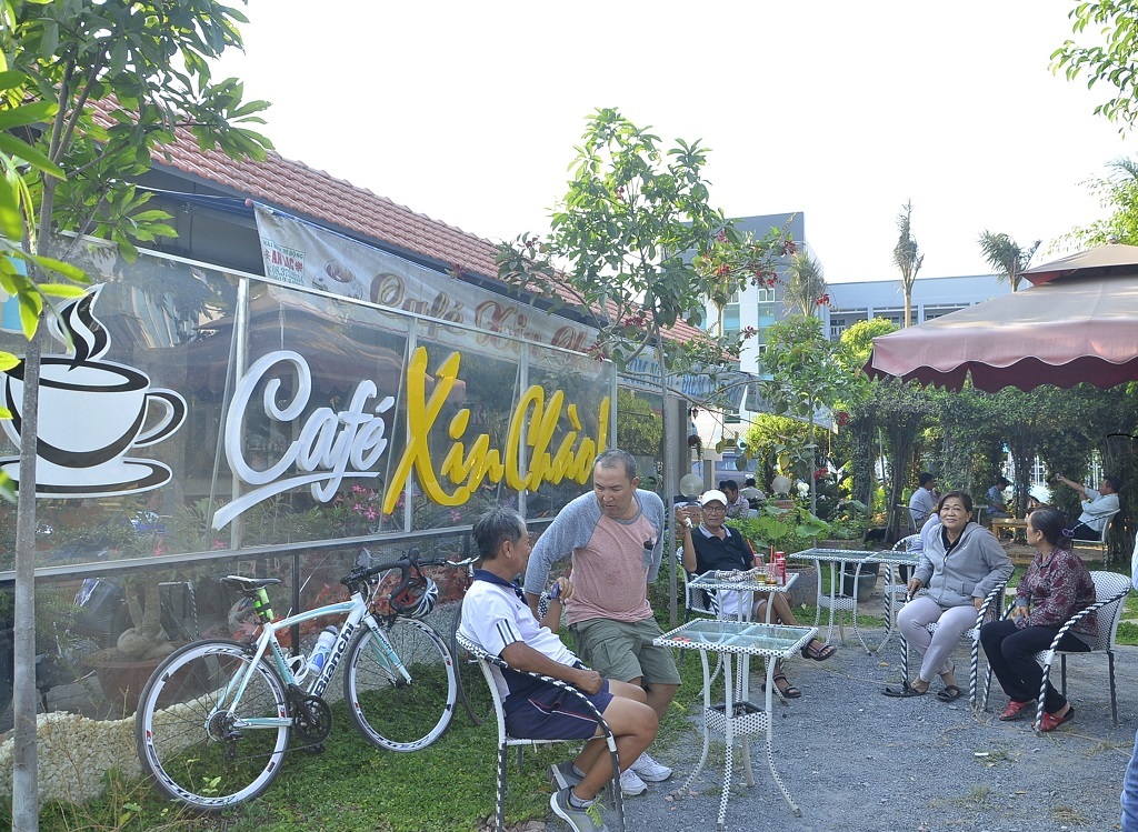 Rất đông người dân đến ủng hộ quán cà phê Xin chào vào chiều 25/4