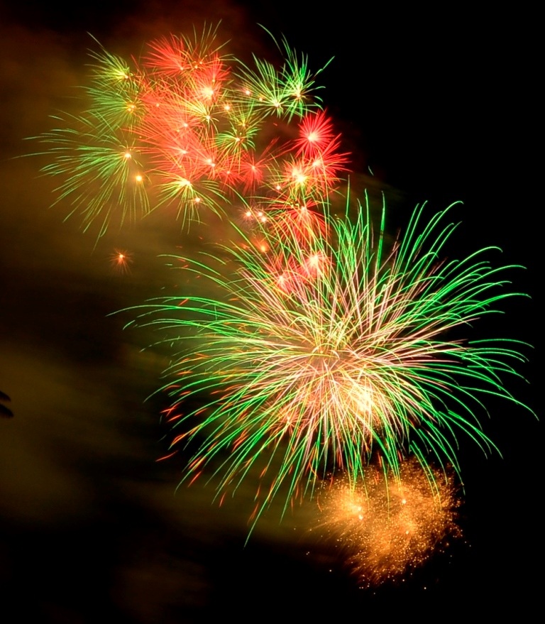 
Đúng 21h tối 30/4, màn pháo hoa rực sáng trên bầu trời TPHCM
