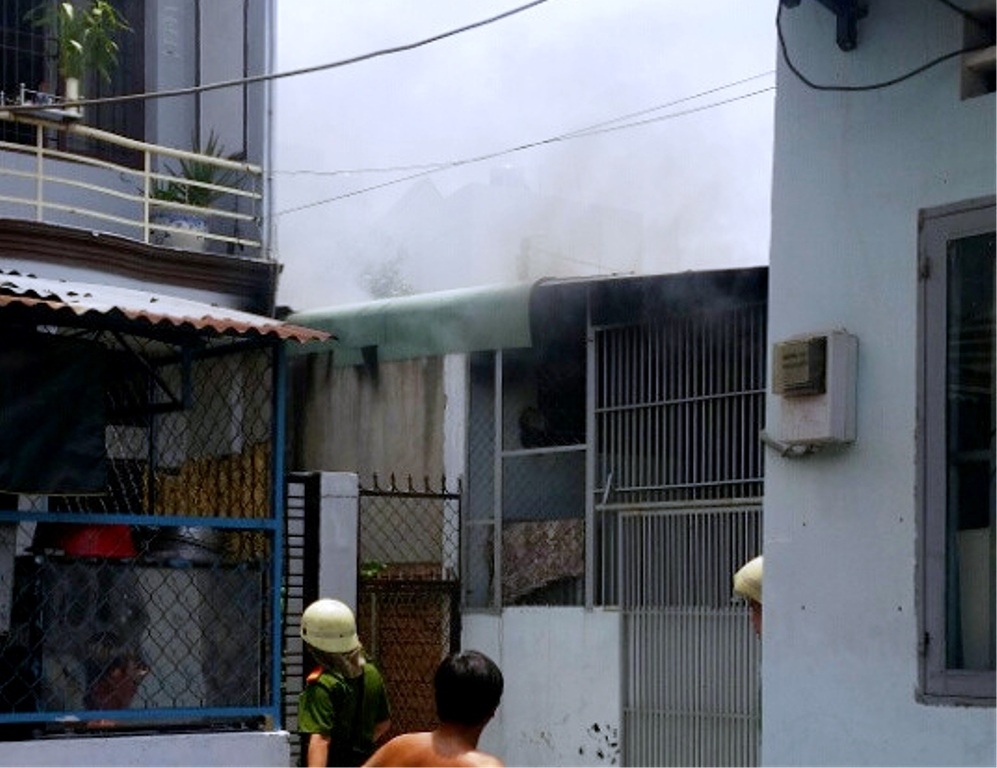 Xe đổ đè bếp gas, phòng trọ cháy lớn - 1 1-1462527210740