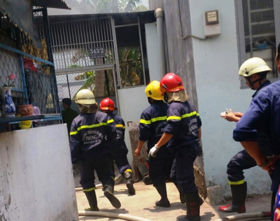 Xe đổ đè bếp gas, phòng trọ cháy lớn - 3 Cảnh sát PCCC triển khai đội hình dập lửa