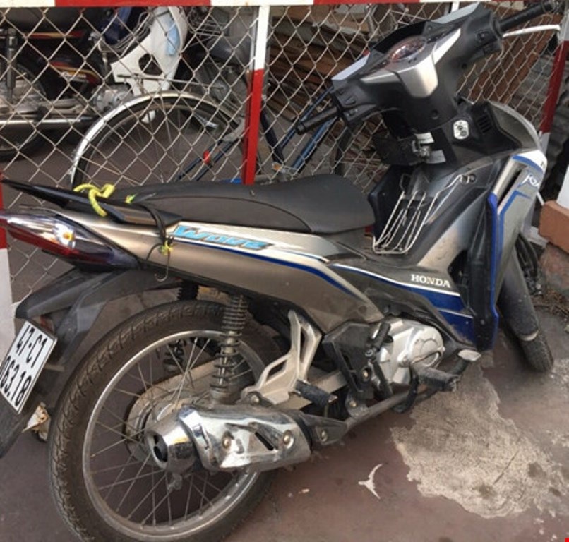 Bắt thêm 2 nghi can vụ dùng roi điện cướp xe máy giữa ban ngày ở Sài Gòn - 2 Chiếc xe gắn máy tang vật của vụ cướp đã được công an thu hồi