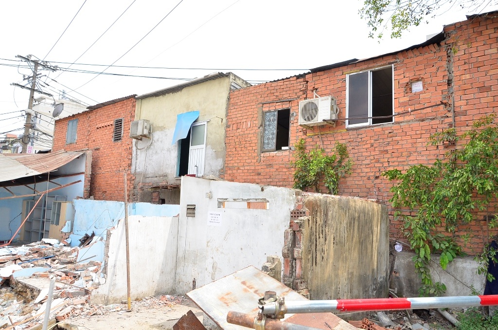 Dãy 8 căn nhà dân liền kề bị ảnh hưởng nghiêm trọng