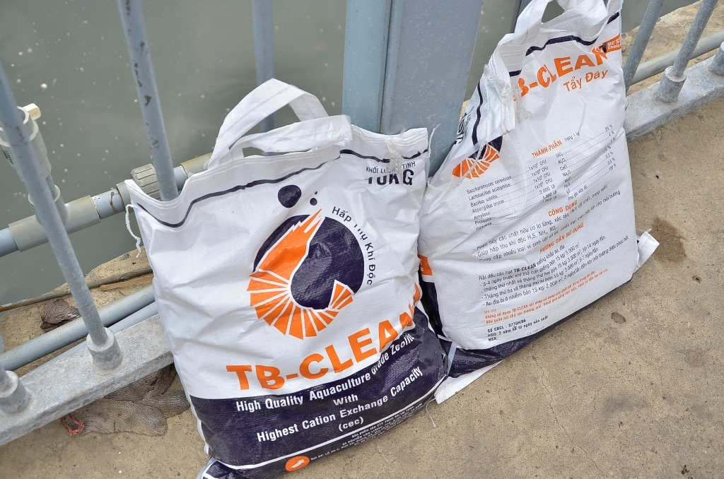 
Chất hấp thụ khí độc trong nước được rải xuống dòng kênh để giúp giảm tình trạng ô nhiễm.
