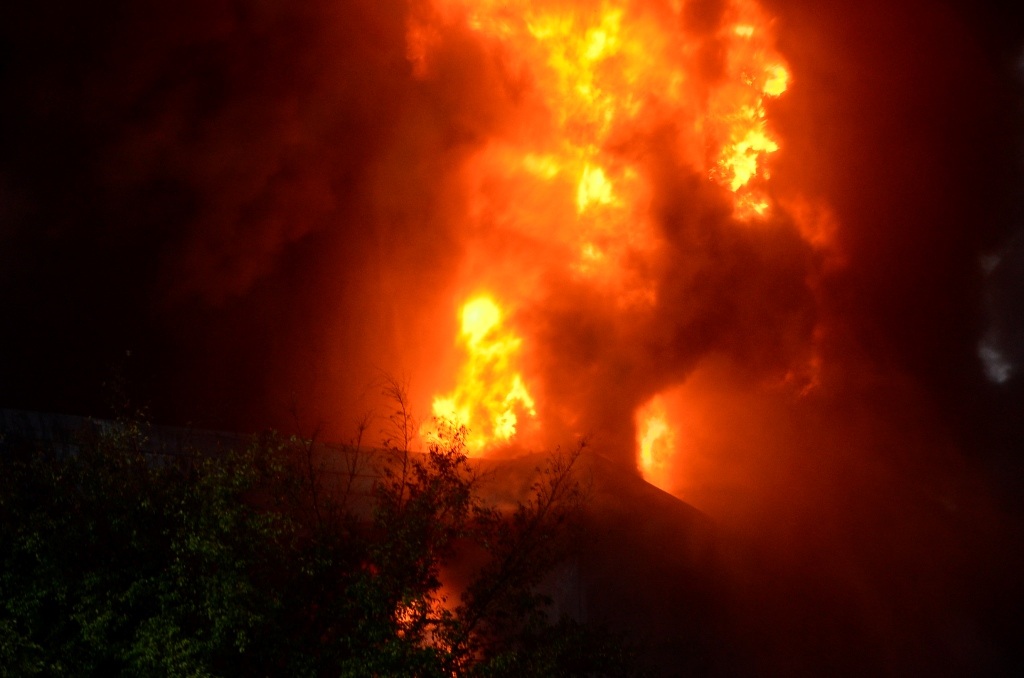 Một số thời điểm ngọn lửa bùng phát rất mạnh khiến lính cứu hỏa phải lùi lại