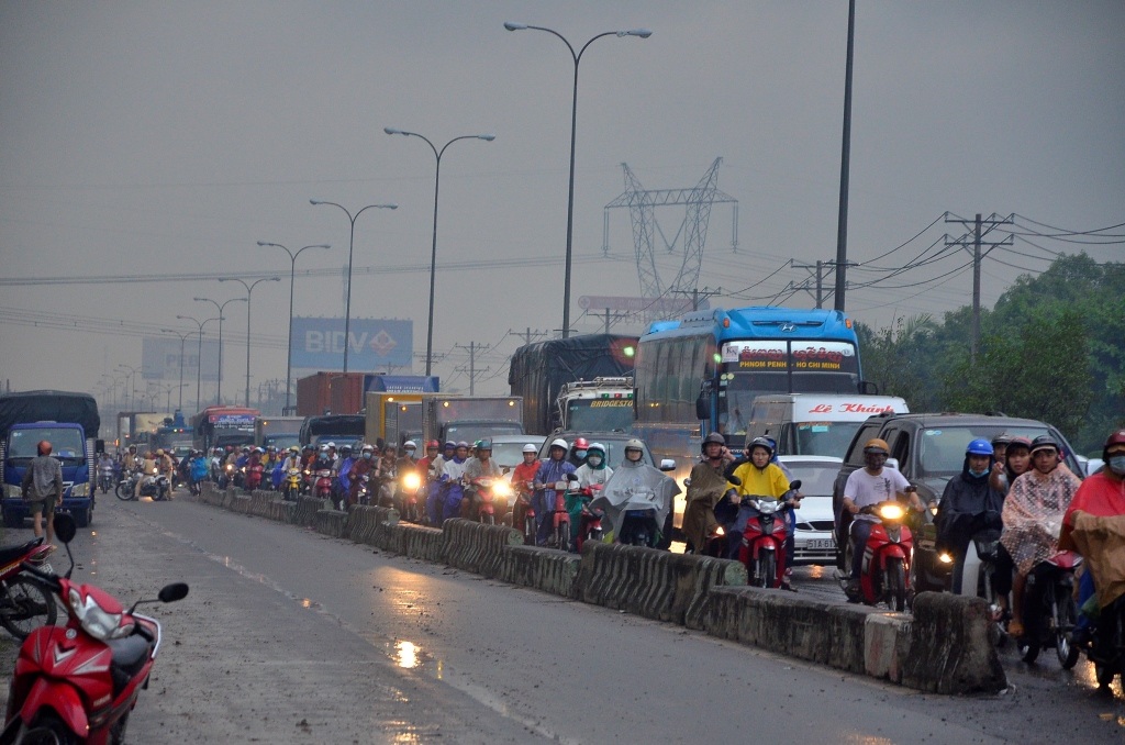 Giao thông qua khu vực bị ùn xe kéo dài