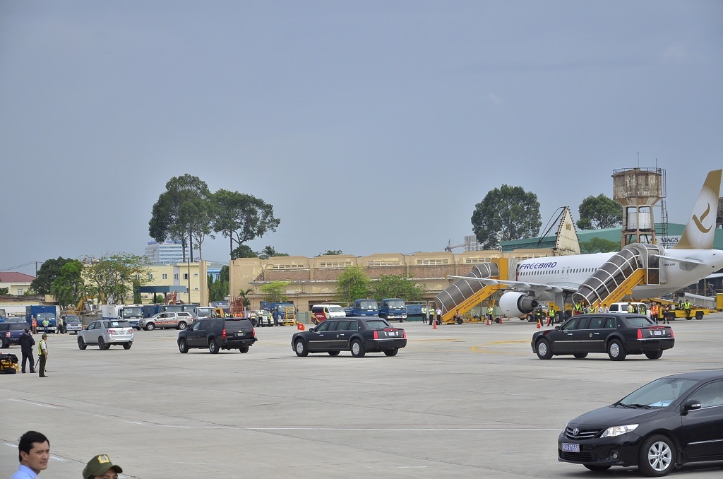 Đoàn xe hộ tống Tổng thống hướng về trung tâm thành phố