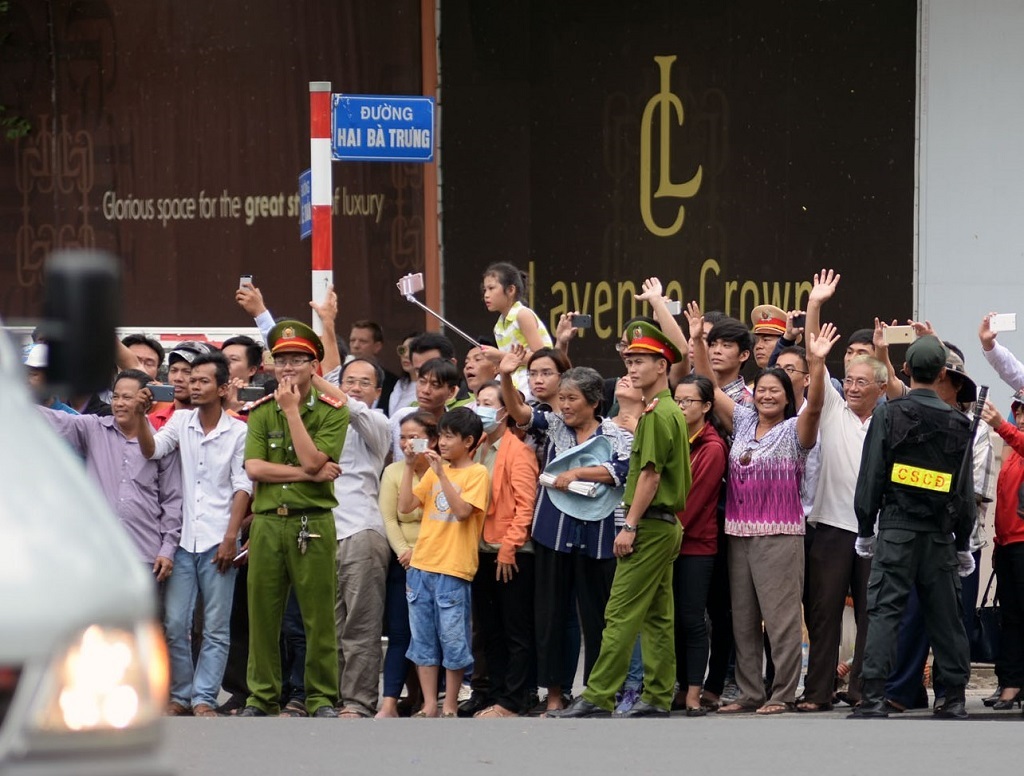 Hơn 20 giờ của Tổng thống Obama với người dân Sài Gòn - 4
Người dân TPHCM đứng dọc hai bên tuyến đường để chào đón Tổng thống Obama