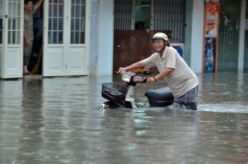 Trận mưa lớn khiến đường Nguyễn Văn Quá bị ngập nặng